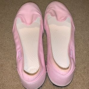 PINK CROCS